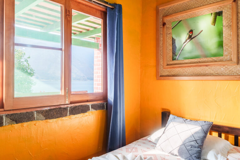 Serie de fotografía de arquitectura y fotografía documental empresarial realizada por Narrativas Digitales para Eco Hotel Uxlabil Atitlán en San Juan la Laguna, enfocada en retratar los espacios, al equipo y narrativa visual de la marca