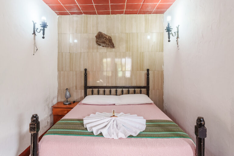 Serie de fotografía de arquitectura y fotografía documental empresarial realizada por Narrativas Digitales para Eco Hotel Uxlabil Atitlán en San Juan la Laguna, enfocada en retratar los espacios, al equipo y narrativa visual de la marca