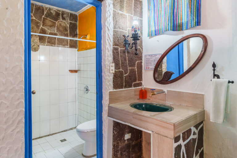 Serie de fotografía de arquitectura y fotografía documental empresarial realizada por Narrativas Digitales para Eco Hotel Uxlabil Atitlán en San Juan la Laguna, enfocada en retratar los espacios, al equipo y narrativa visual de la marca