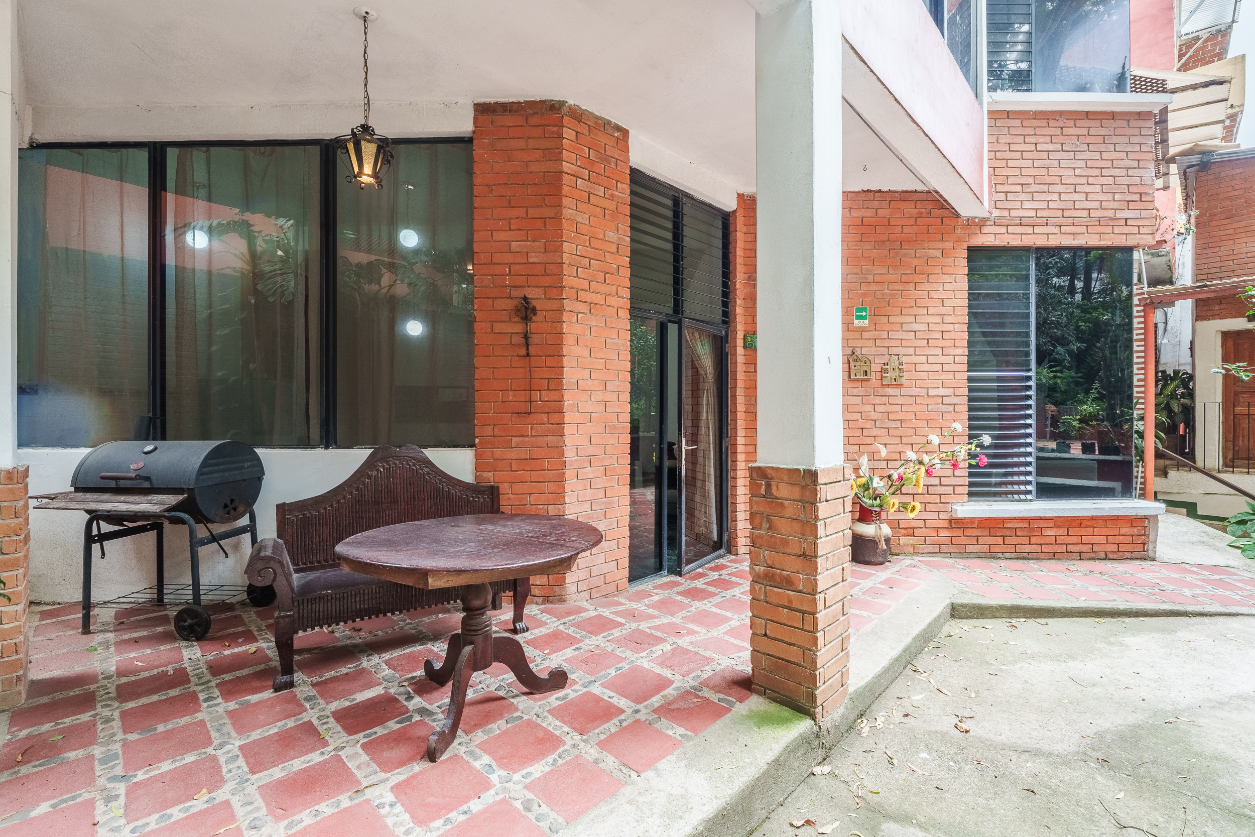 Serie de fotografía de arquitectura y fotografía documental empresarial realizada para Eco Suites Uxlabil en Ciudad de Guatemala, enfocada en retratar los espacios, al equipo y narrativa visual de la marca