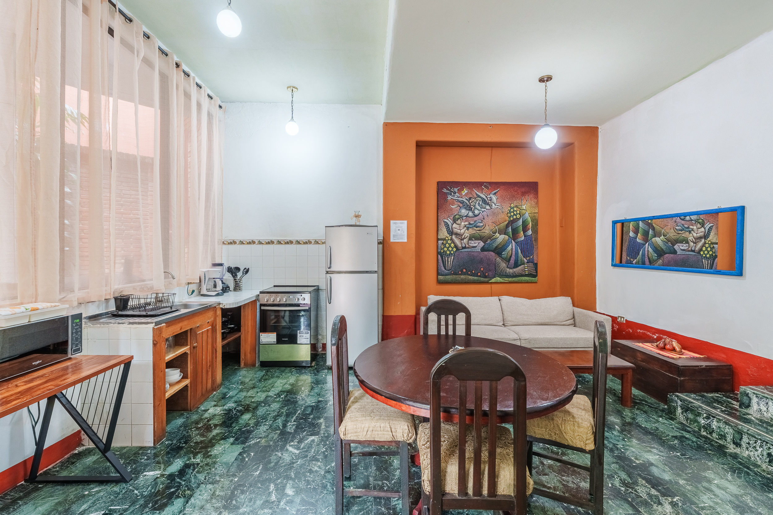 Serie de fotografía de arquitectura y fotografía documental empresarial realizada para Eco Suites Uxlabil en Ciudad de Guatemala, enfocada en retratar los espacios, al equipo y narrativa visual de la marca