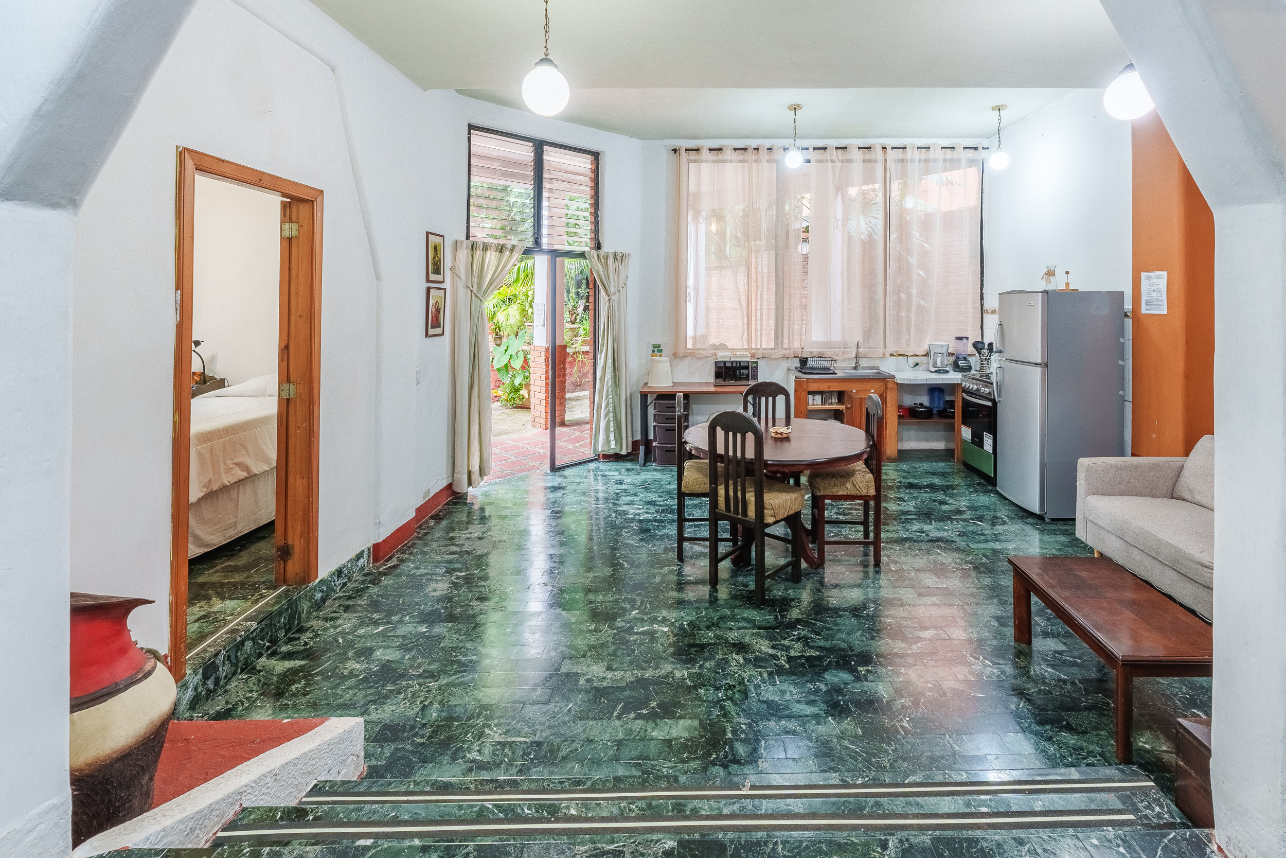 Serie de fotografía de arquitectura y fotografía documental empresarial realizada para Eco Suites Uxlabil en Ciudad de Guatemala, enfocada en retratar los espacios, al equipo y narrativa visual de la marca