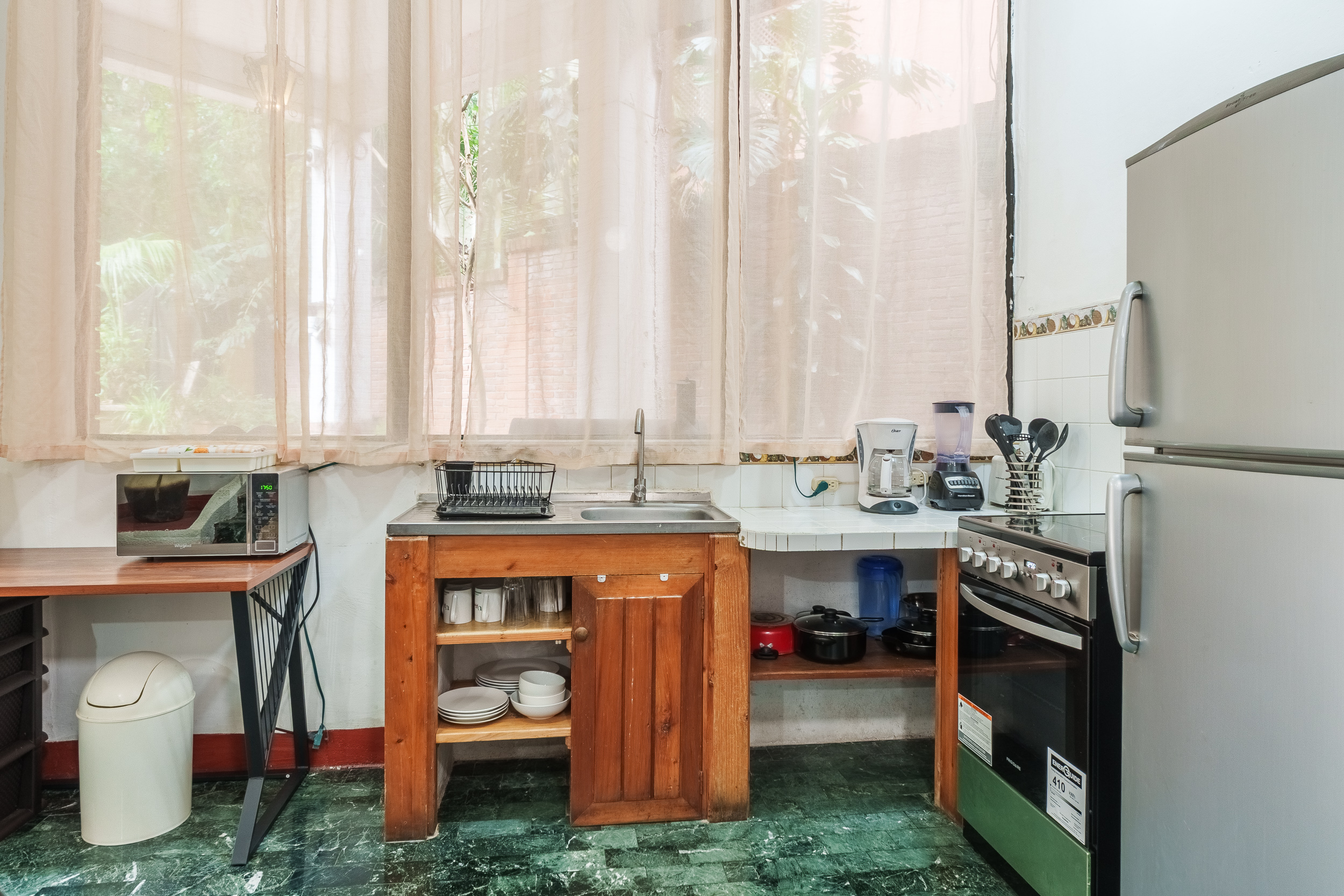 Serie de fotografía de arquitectura y fotografía documental empresarial realizada para Eco Suites Uxlabil en Ciudad de Guatemala, enfocada en retratar los espacios, al equipo y narrativa visual de la marca