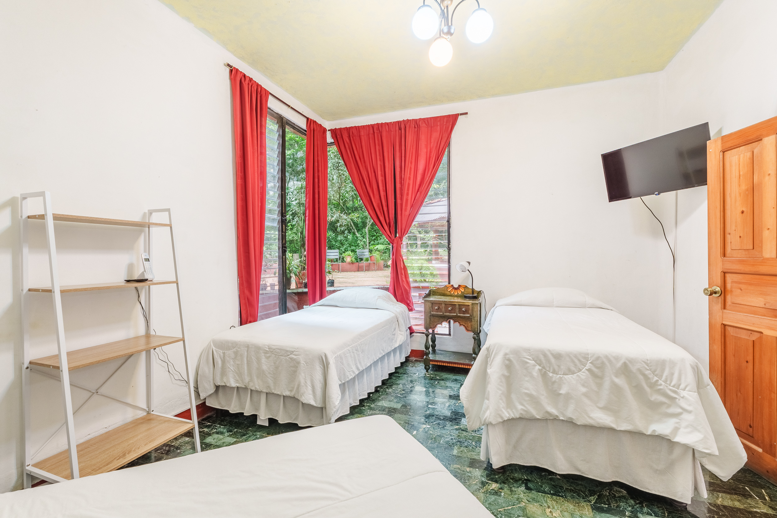 Serie de fotografía de arquitectura y fotografía documental empresarial realizada para Eco Suites Uxlabil en Ciudad de Guatemala, enfocada en retratar los espacios, al equipo y narrativa visual de la marca