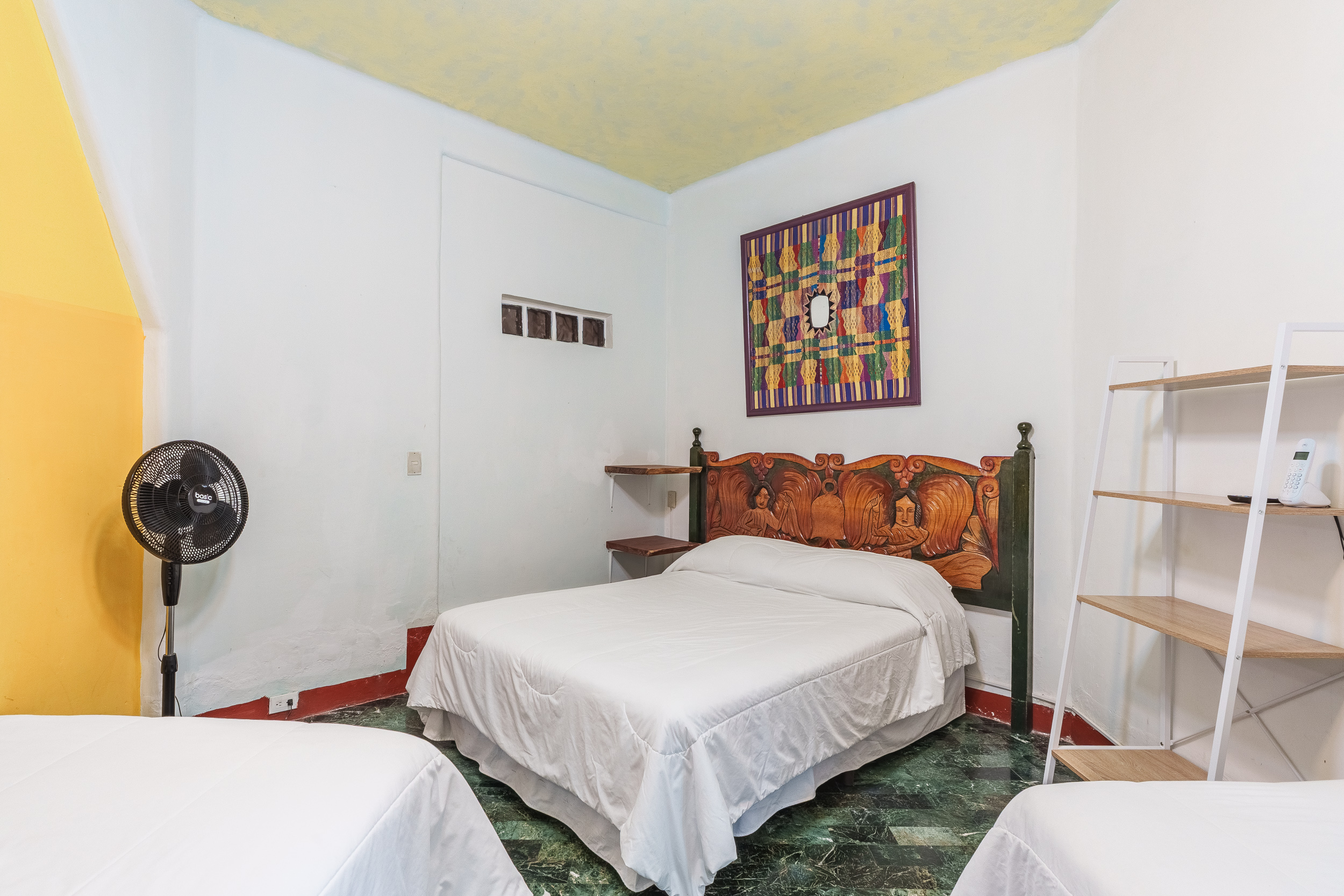 Serie de fotografía de arquitectura y fotografía documental empresarial realizada para Eco Suites Uxlabil en Ciudad de Guatemala, enfocada en retratar los espacios, al equipo y narrativa visual de la marca