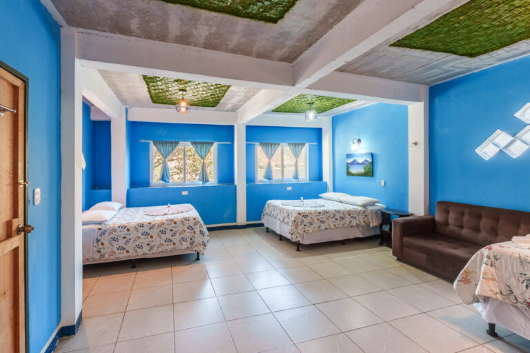 Serie de fotografía de arquitectura y fotografía documental empresarial realizada por Narrativas Digitales para Eco Hotel Uxlabil Atitlán en San Juan la Laguna, enfocada en retratar los espacios, al equipo y narrativa visual de la marca