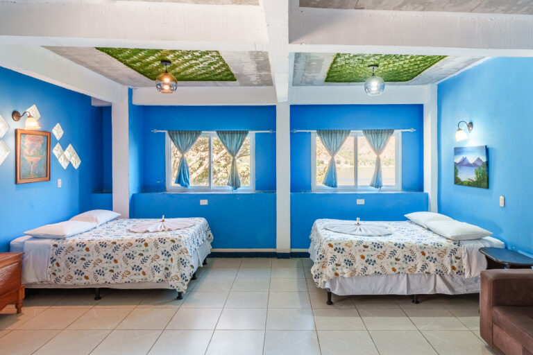 Serie de fotografía de arquitectura y fotografía documental empresarial realizada por Narrativas Digitales para Eco Hotel Uxlabil Atitlán en San Juan la Laguna, enfocada en retratar los espacios, al equipo y narrativa visual de la marca