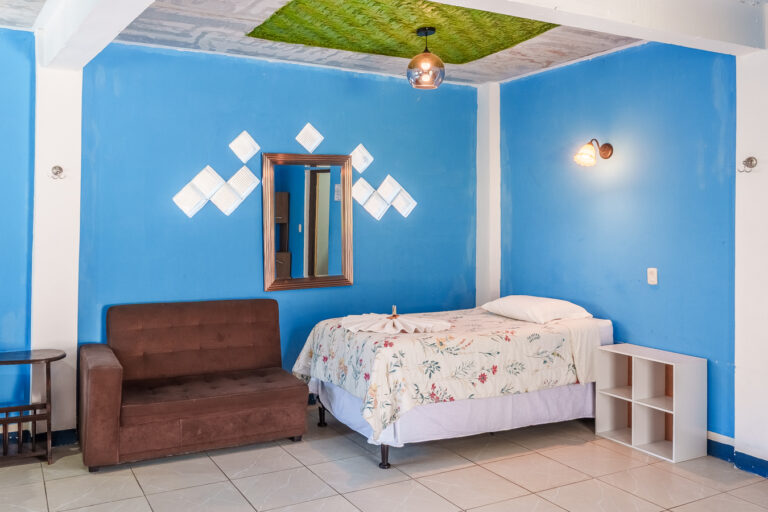 Serie de fotografía de arquitectura y fotografía documental empresarial realizada por Narrativas Digitales para Eco Hotel Uxlabil Atitlán en San Juan la Laguna, enfocada en retratar los espacios, al equipo y narrativa visual de la marca