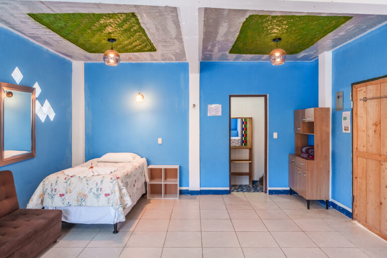 Serie de fotografía de arquitectura y fotografía documental empresarial realizada por Narrativas Digitales para Eco Hotel Uxlabil Atitlán en San Juan la Laguna, enfocada en retratar los espacios, al equipo y narrativa visual de la marca
