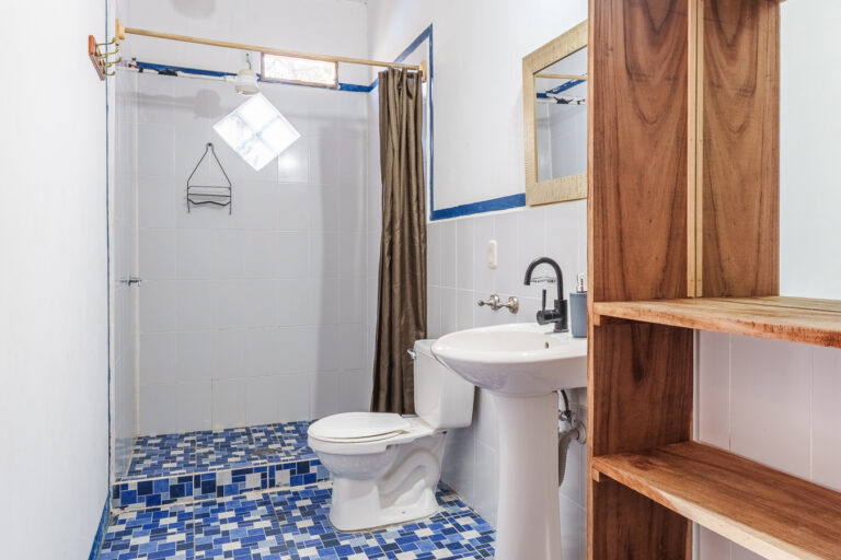 Serie de fotografía de arquitectura y fotografía documental empresarial realizada por Narrativas Digitales para Eco Hotel Uxlabil Atitlán en San Juan la Laguna, enfocada en retratar los espacios, al equipo y narrativa visual de la marca