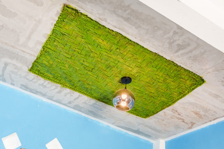 Serie de fotografía de arquitectura y fotografía documental empresarial realizada por Narrativas Digitales para Eco Hotel Uxlabil Atitlán en San Juan la Laguna, enfocada en retratar los espacios, al equipo y narrativa visual de la marca