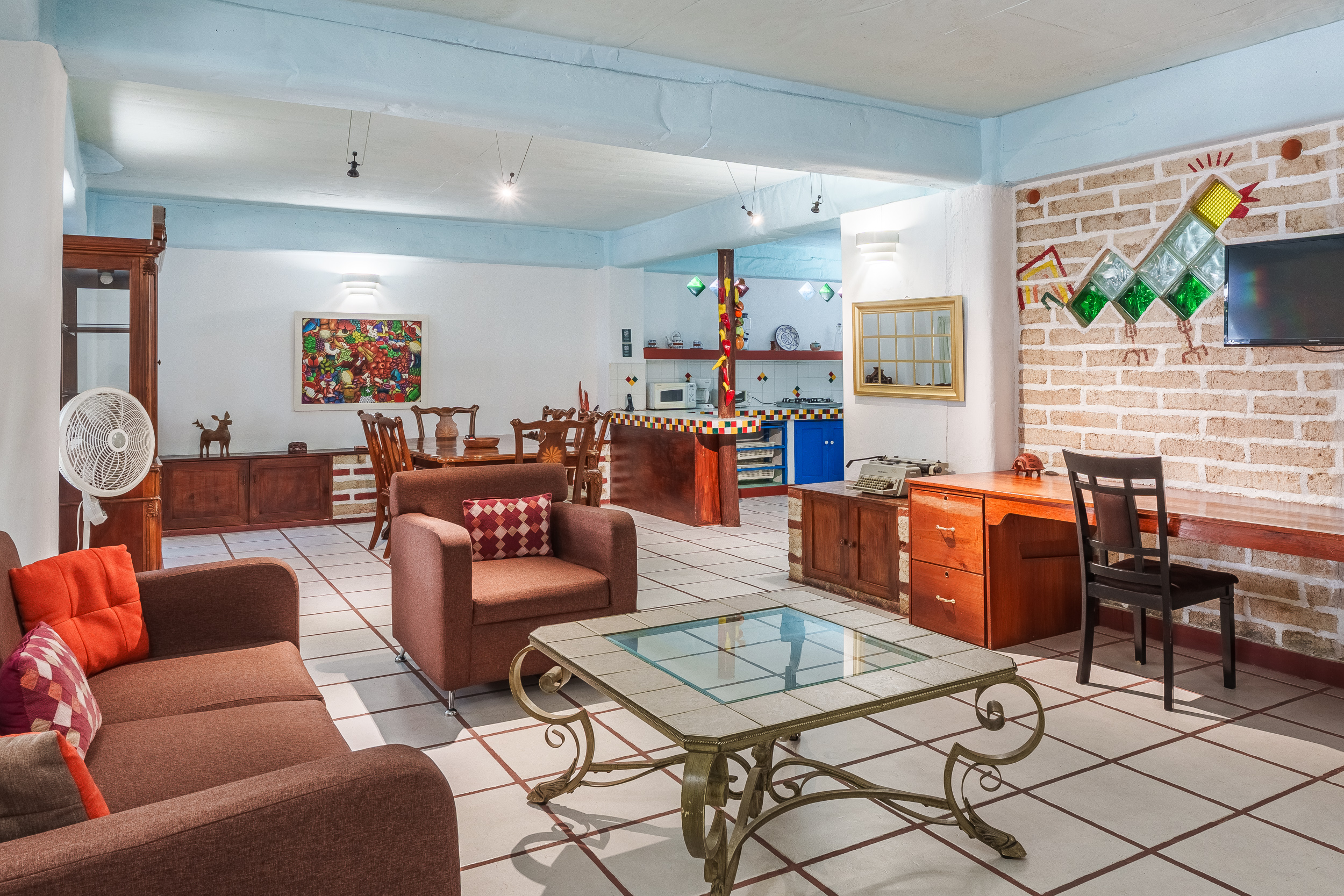 Serie de fotografía de arquitectura y fotografía documental empresarial realizada para Eco Suites Uxlabil en Ciudad de Guatemala, enfocada en retratar los espacios, al equipo y narrativa visual de la marca